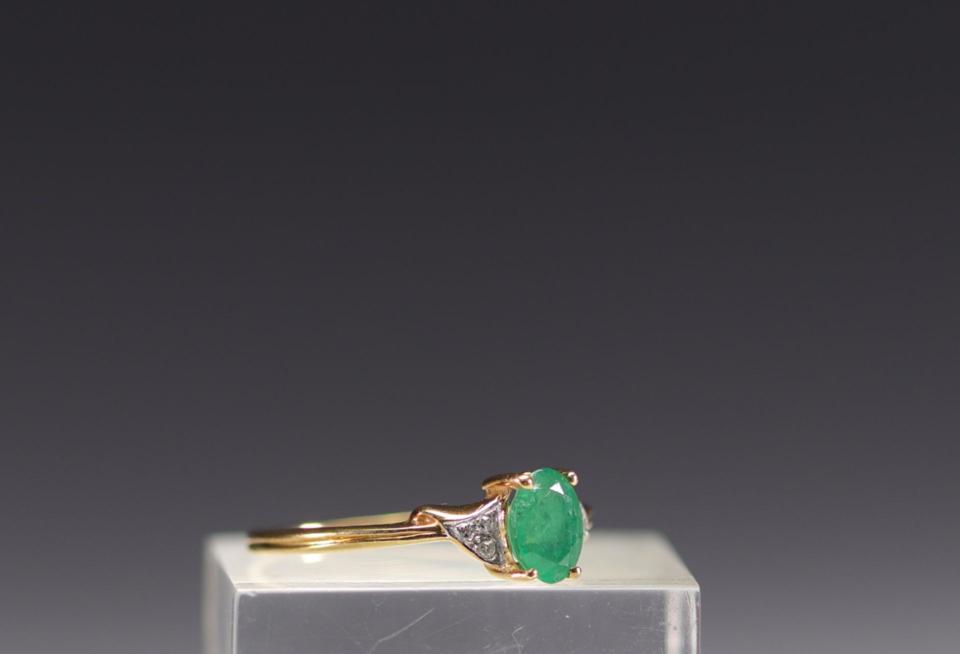 Ring in 18k gold, oval-cut emerald and diamond, total weight 2.2gr - Image 2 of 2