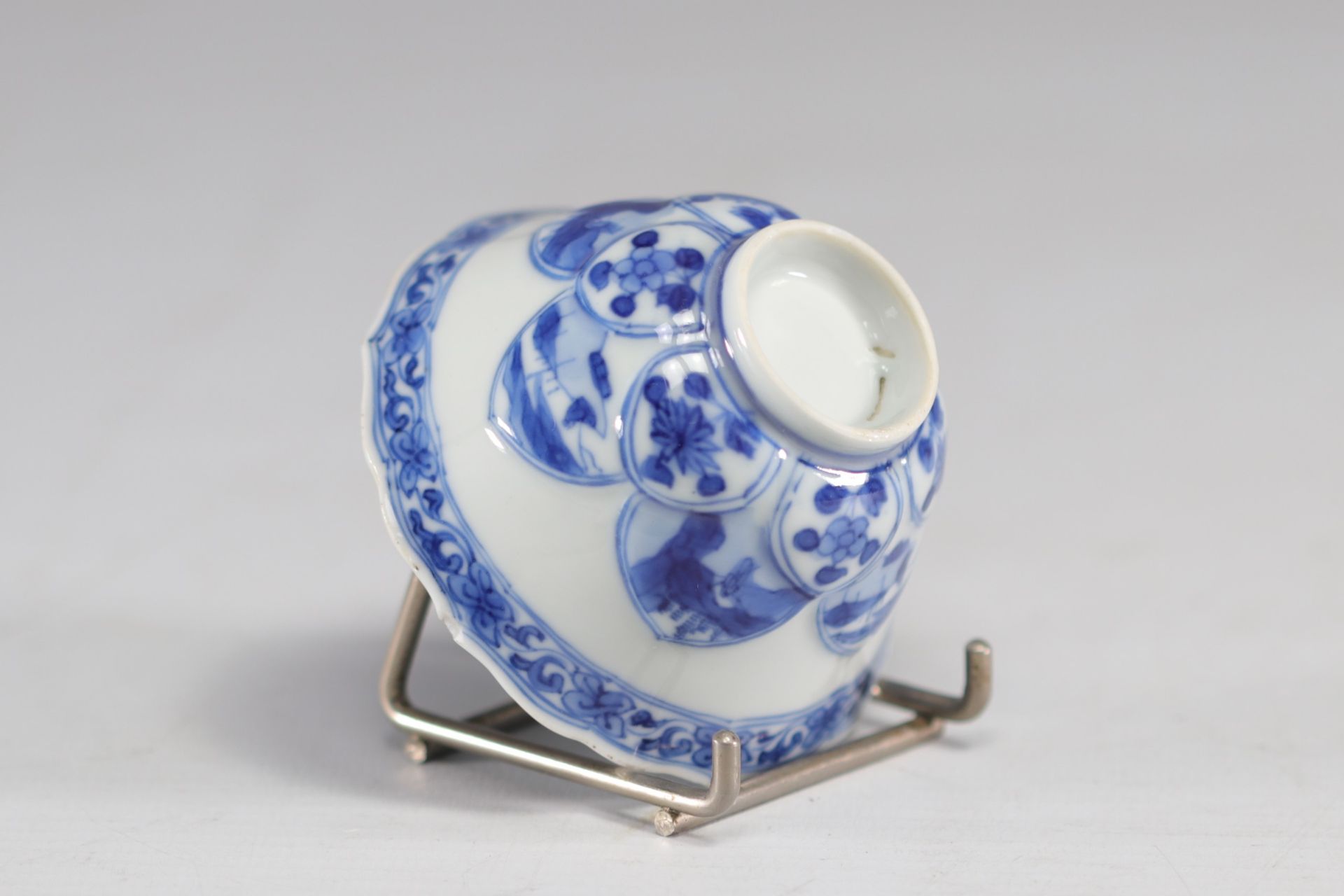 China - A white and blue porcelain bowl decorated with a medical scene, 18th century. - Bild 4 aus 4