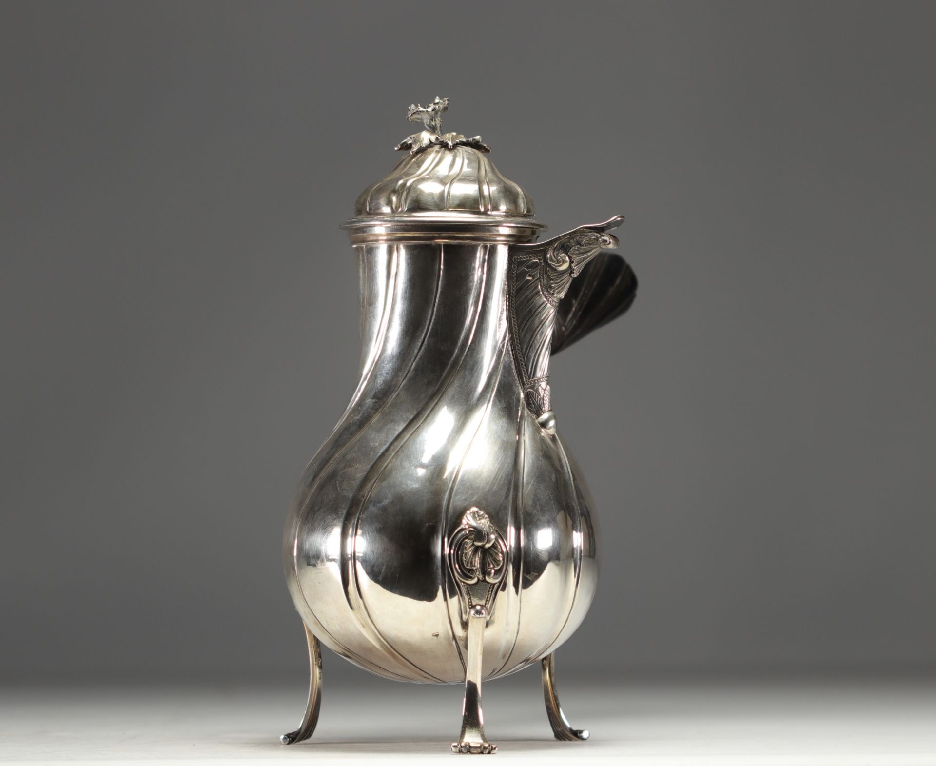 Imposing Louis XV silver coffee pot and chocolate pot, Lille, 1752. - Bild 2 aus 8