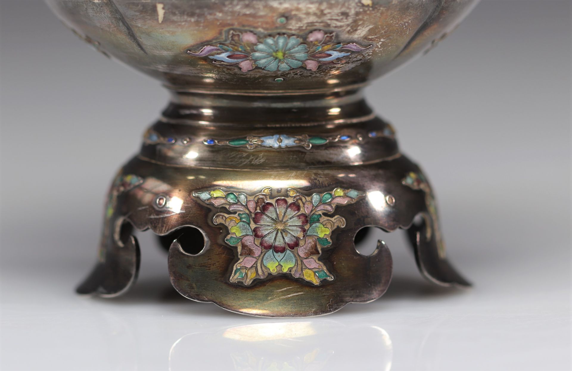 Exceptional Japanese ivory vase with a silver and enamel frame from the Meiji period (æ˜Žæ²»æ™‚ä»£ - - Image 5 of 7