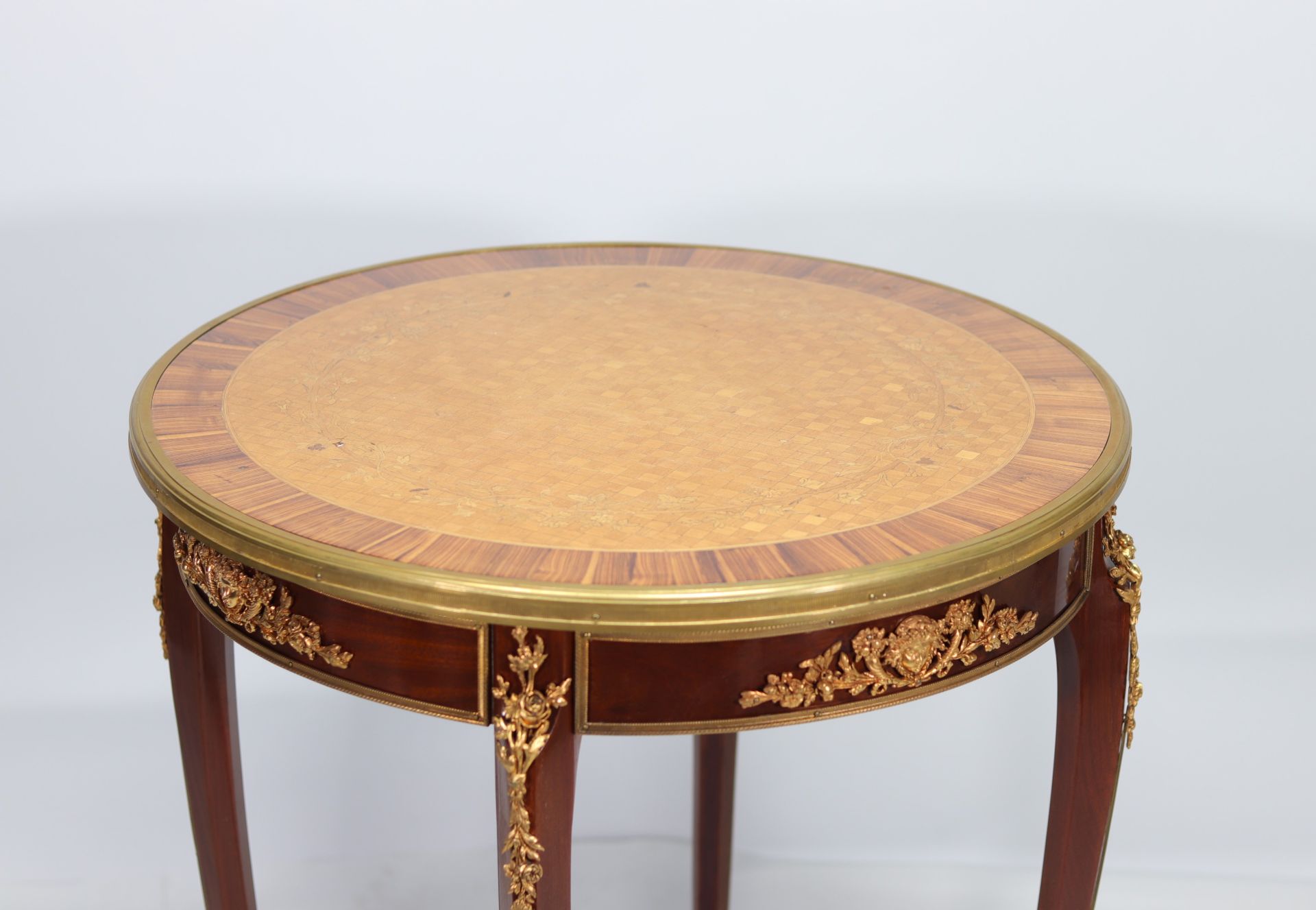 Small marquetry and ormolu pedestal table in the style of Adam WEISWEILER (1744-1820) - Image 4 of 4