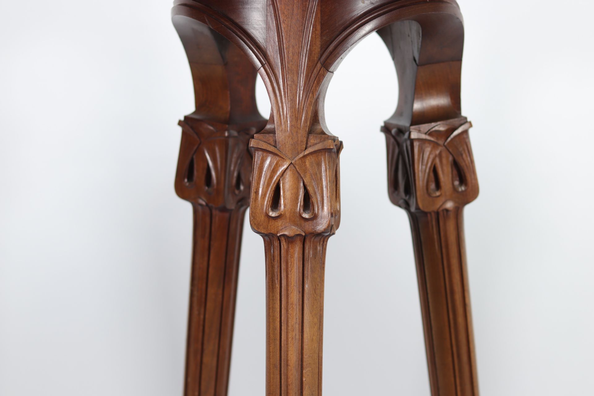Art Nouveau harness in carved walnut with floral motif. - Bild 5 aus 5