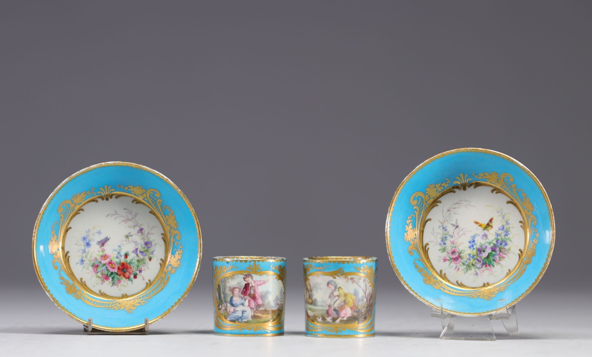 Tete a tete" service in Sevres porcelain on a celestial blue background. - Image 4 of 10