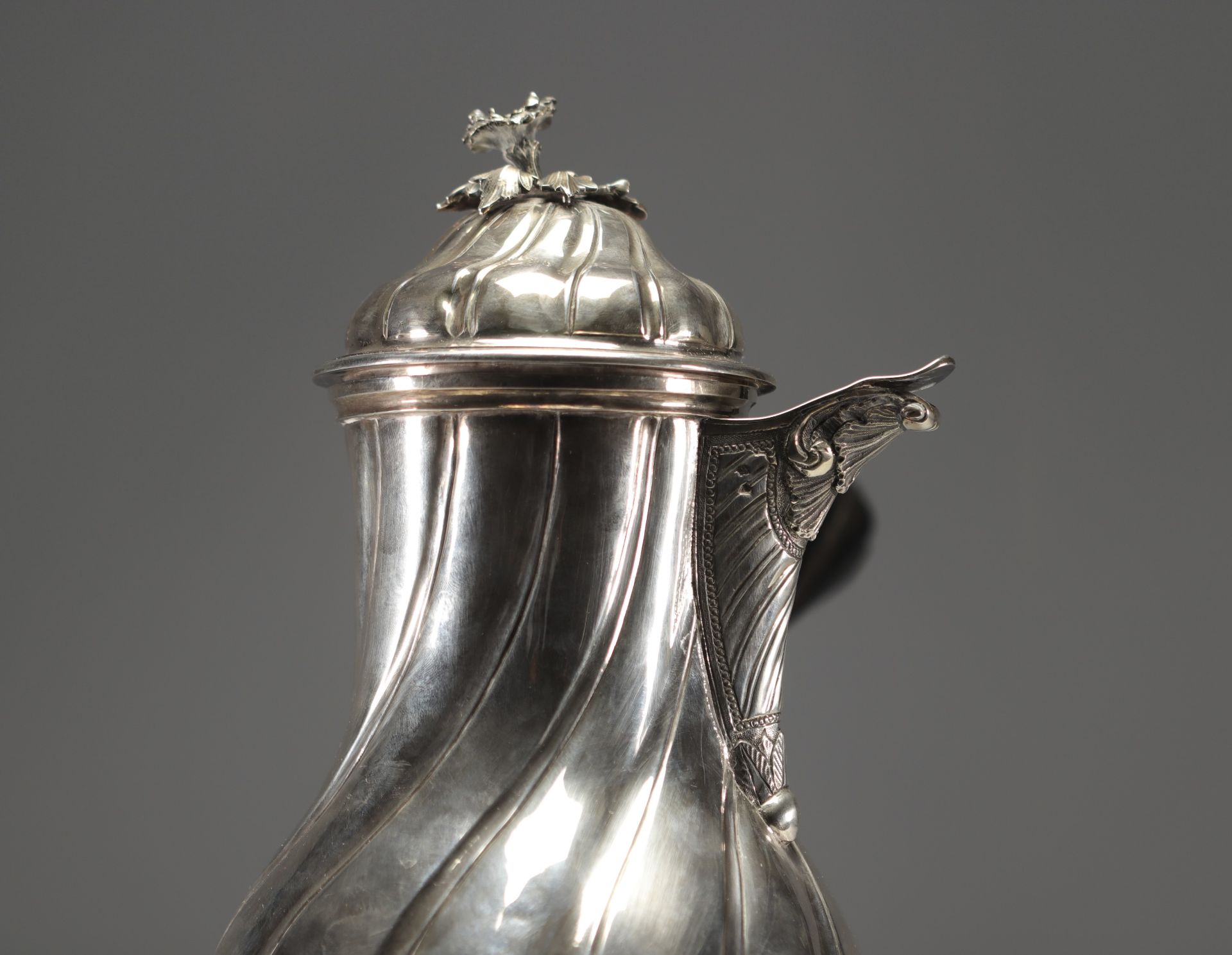 Imposing Louis XV silver coffee pot and chocolate pot, Lille, 1752. - Bild 6 aus 8