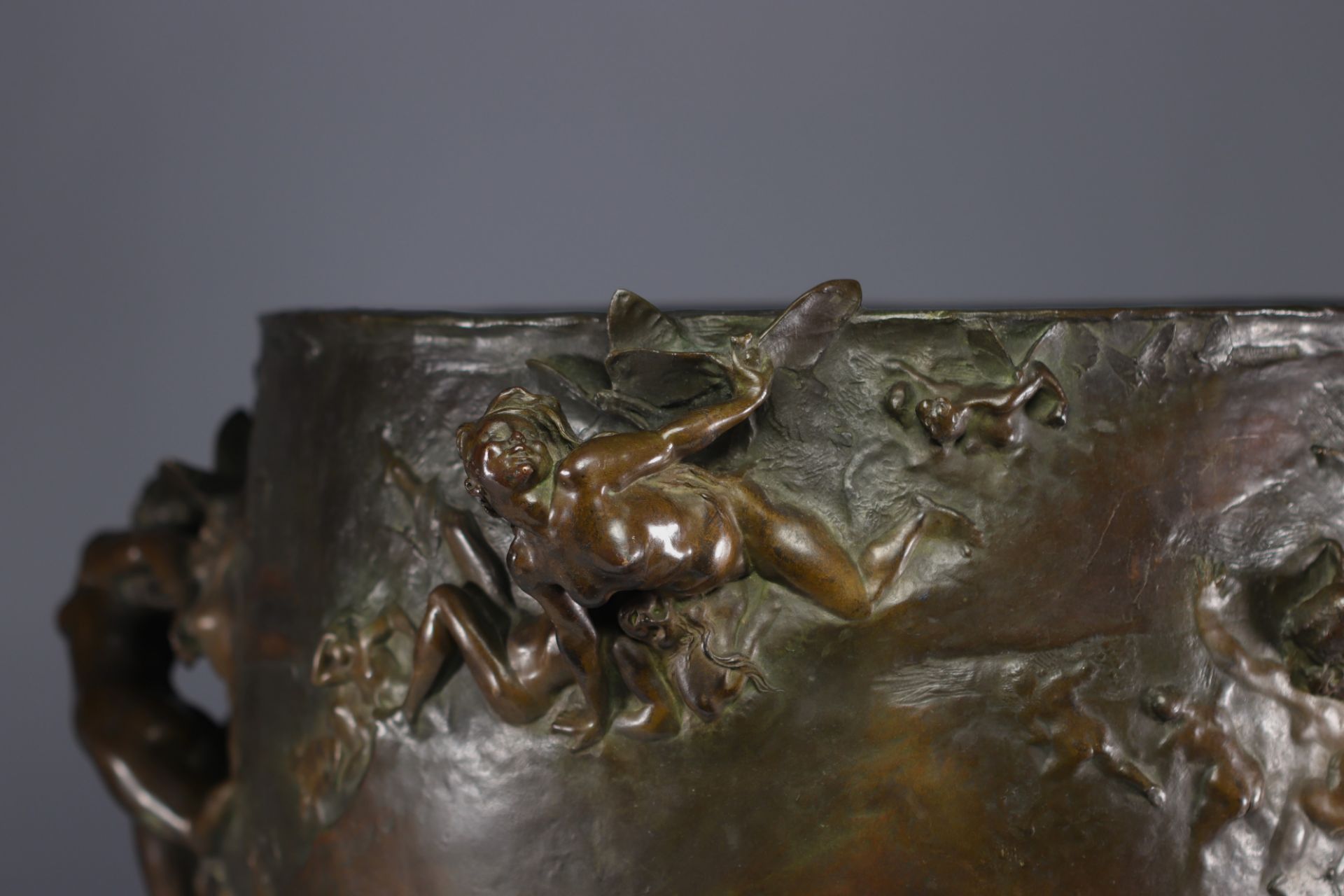 Gustave Joseph CHERET (1838-1894) Imposing bronze jardiniere decorated with naiads and butterflies. - Bild 7 aus 13