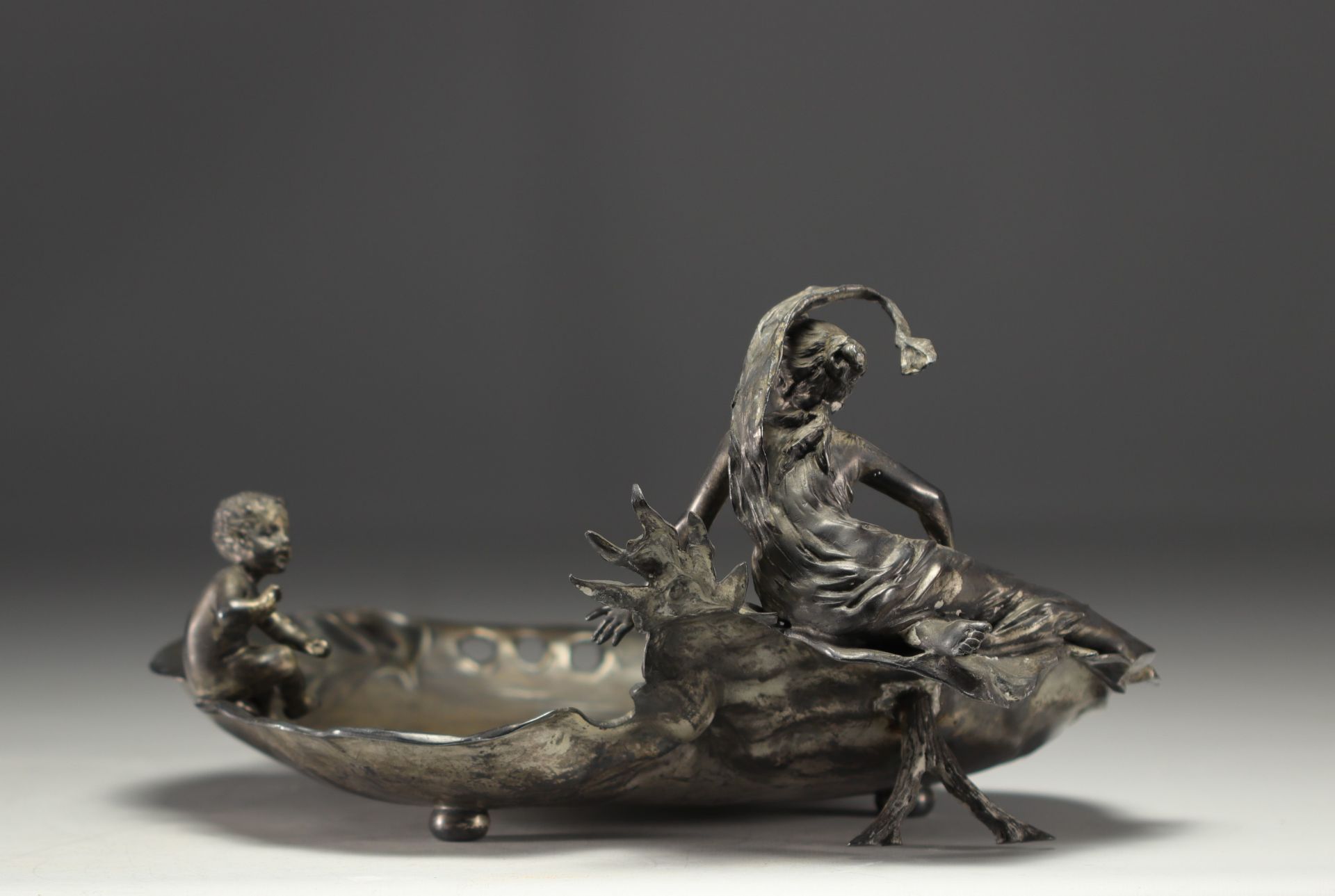 "Naiad and putti by the pond" Art Nouveau polished pewter pocket tureen, circa 1900. - Bild 3 aus 4