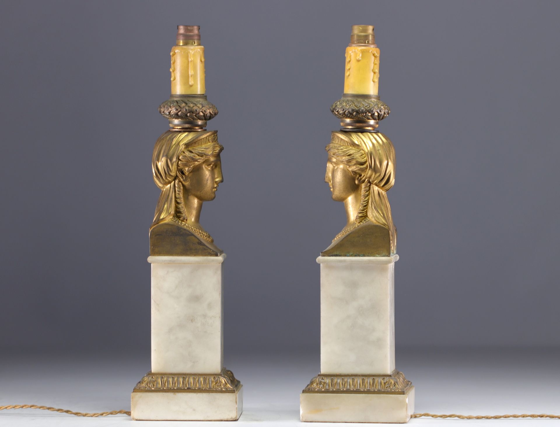 Pair of white marble and gilt bronze lamps with Caryatid faces, Empire period. - Bild 3 aus 4