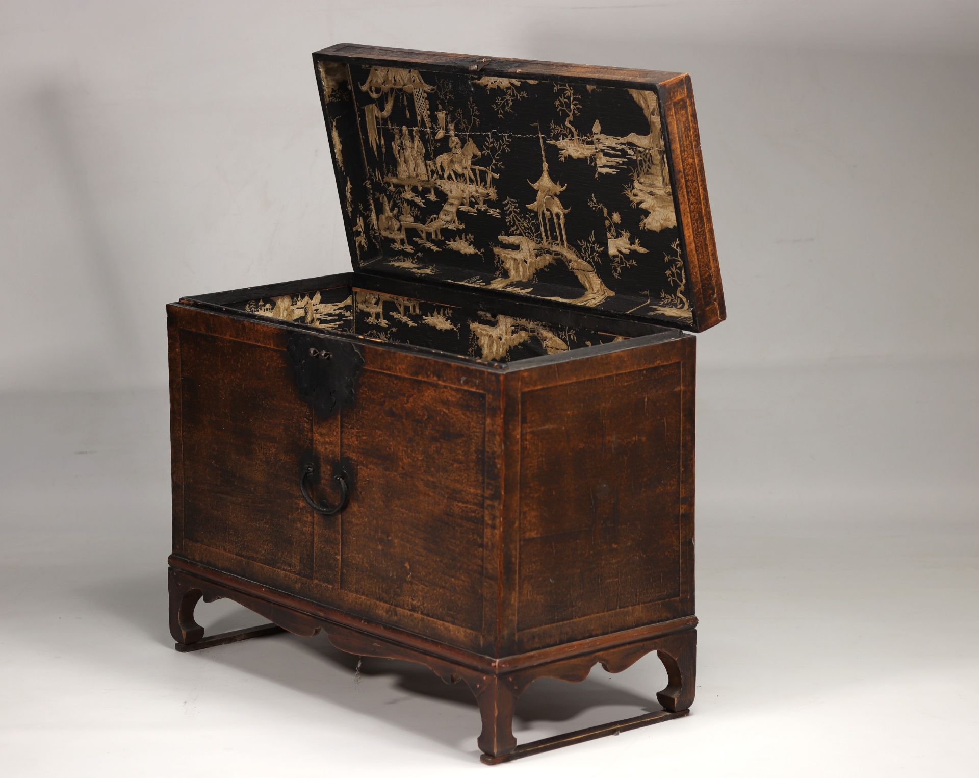 China - Wooden chest decorated with a tapestry, 19th century. - Image 3 of 3