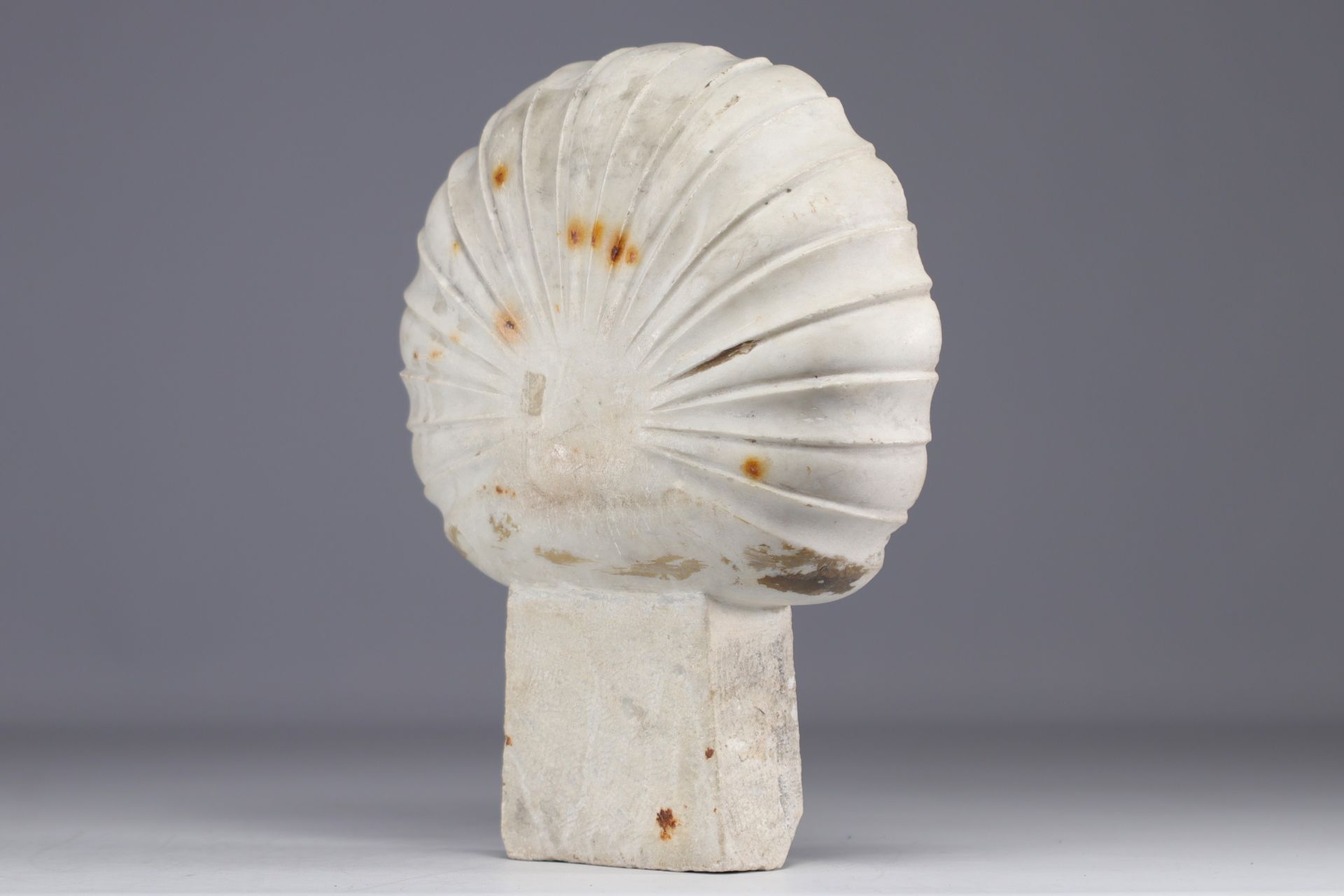 Marble stoup in the shape of a shell, 19th century. - Image 3 of 3