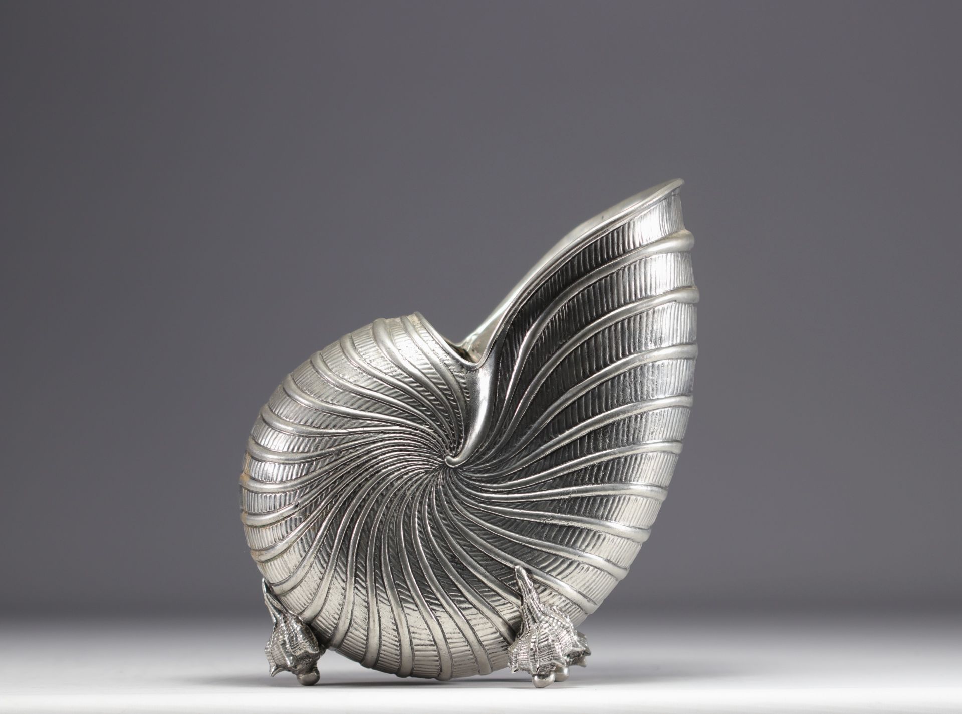 Nautilus-shaped champagne bucket on four small shell feet. - Image 2 of 4