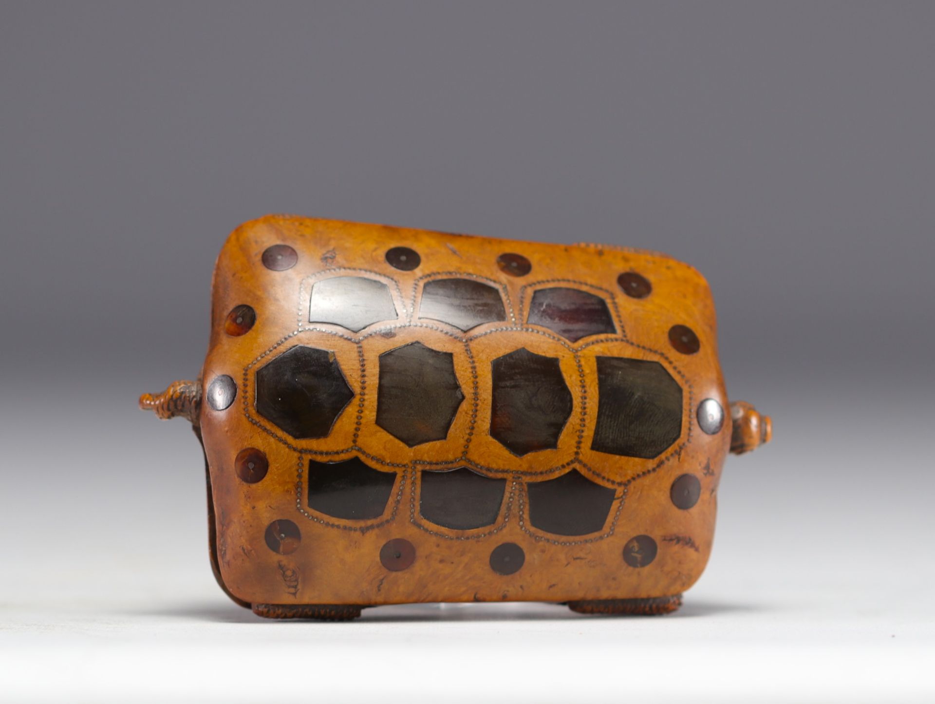 Rare snuff box in the shape of a turtle carved with inlays and nails, 19th century - Image 2 of 8