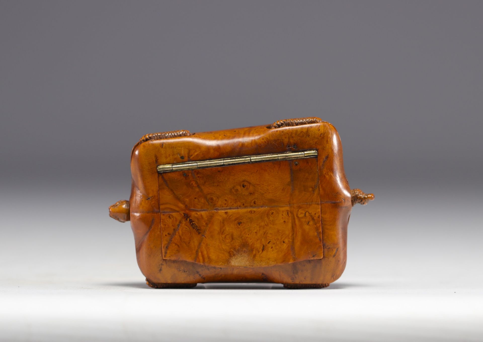 Rare snuff box in the shape of a turtle carved with inlays and nails, 19th century - Image 3 of 8