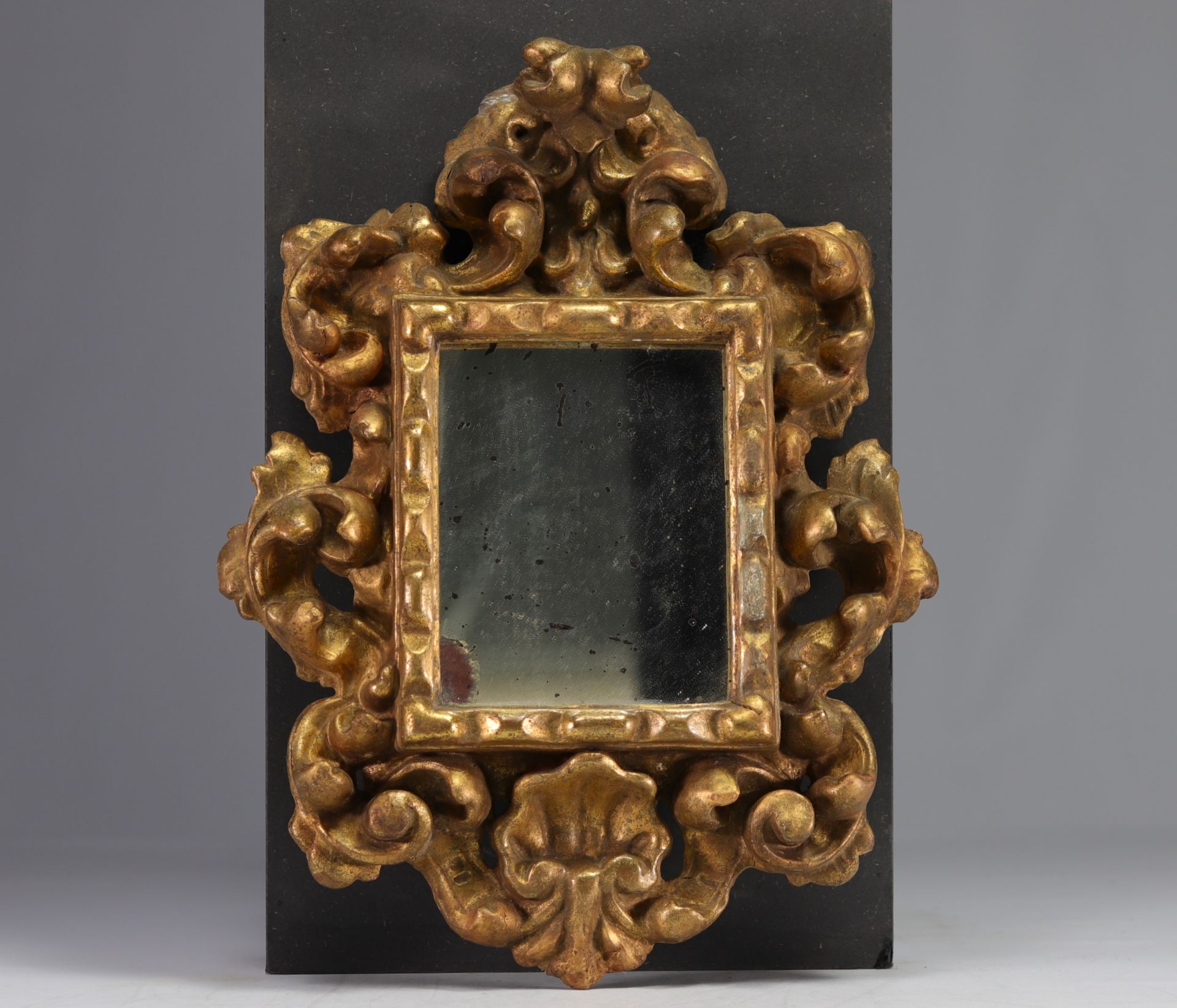 Gilded carved wood mirror decorated with shells and palmettes.