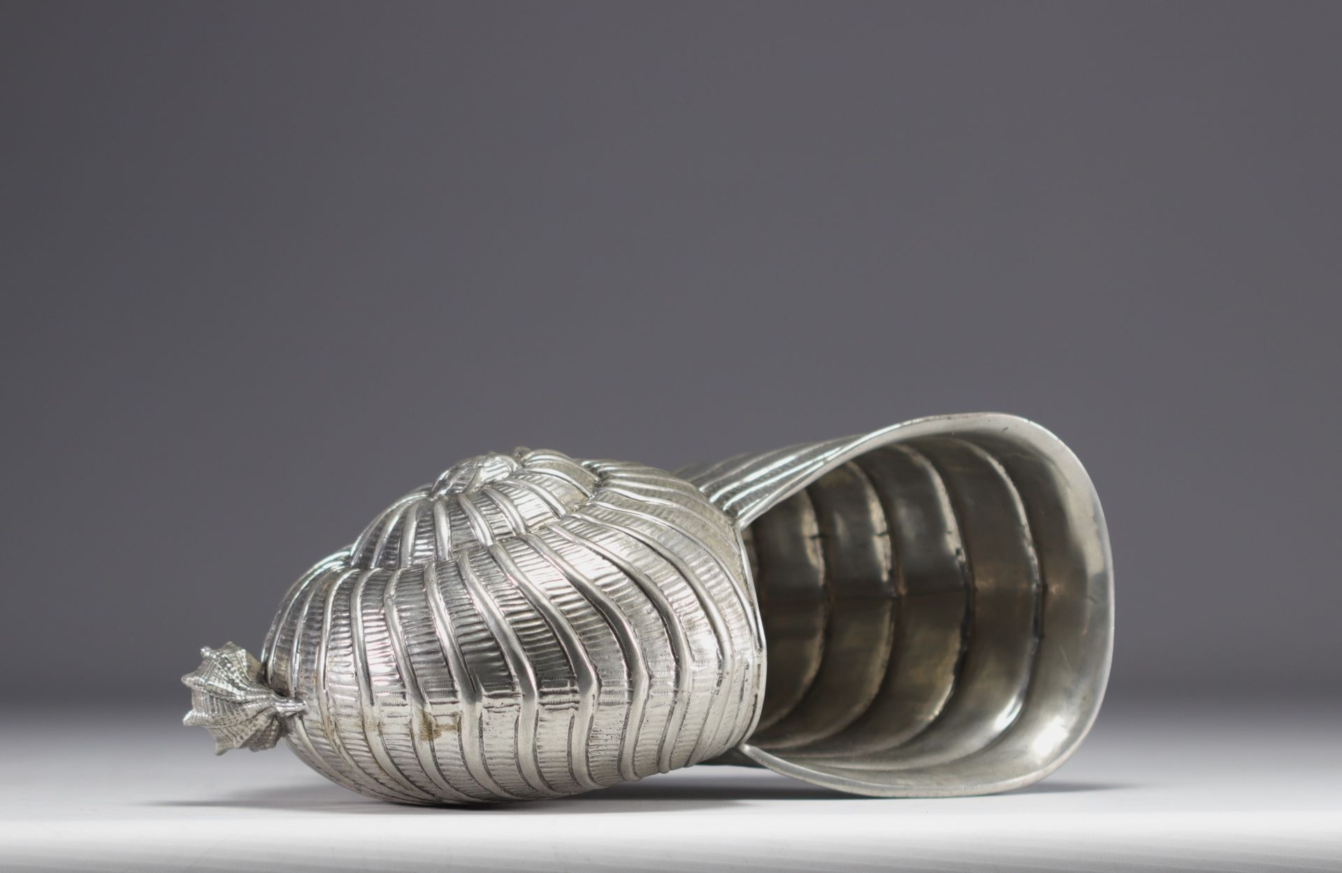 Nautilus-shaped champagne bucket on four small shell feet. - Image 3 of 4