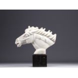 Horse bust in sculpted white marble, 20th century.