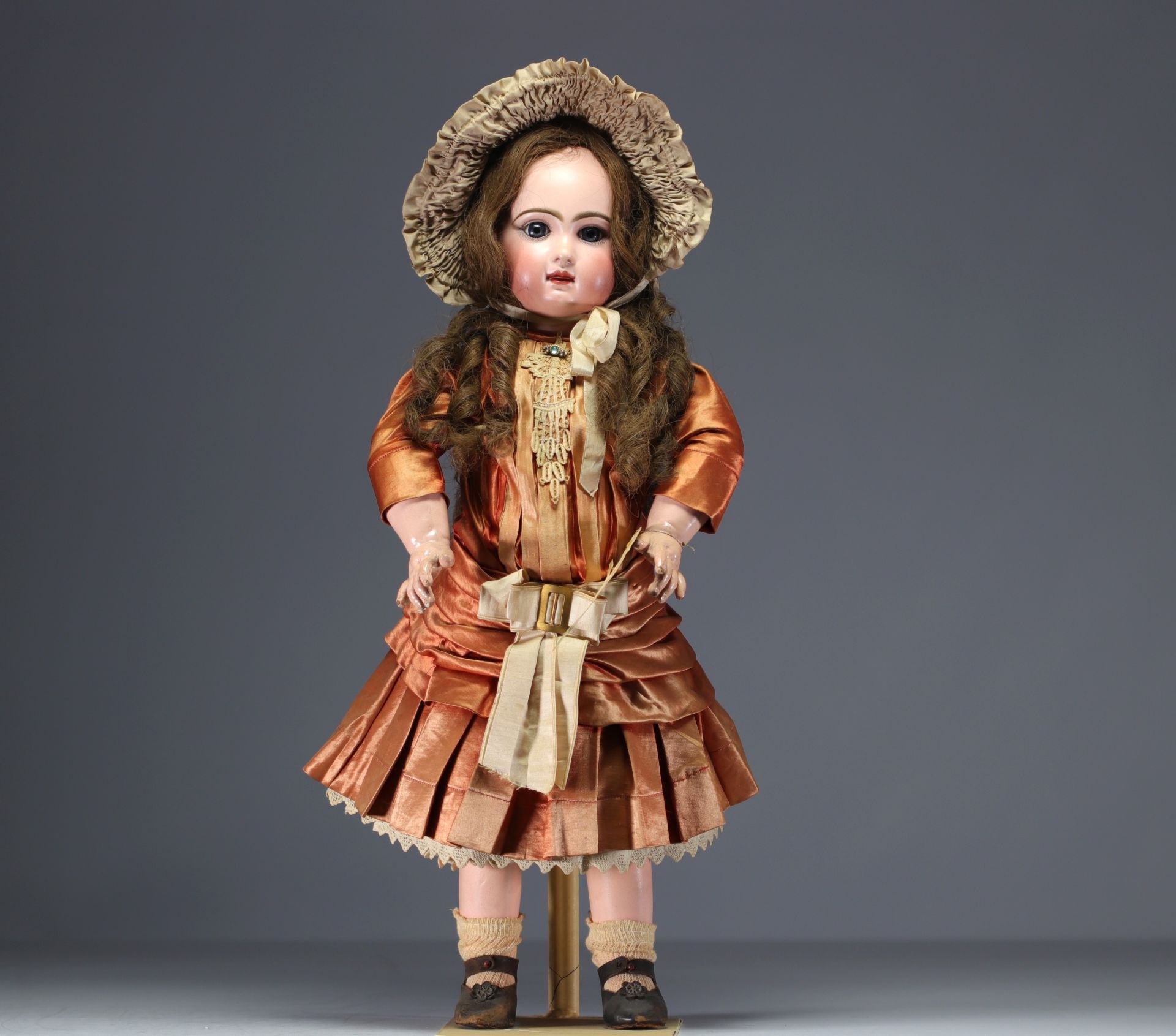 JUMEAU - Bisque head doll, size 11, closed mouth, fixed wrists, in original clothes. - Bild 2 aus 2