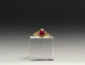 Ring in 18k gold, oval-cut rubies, total weight 3.4g.