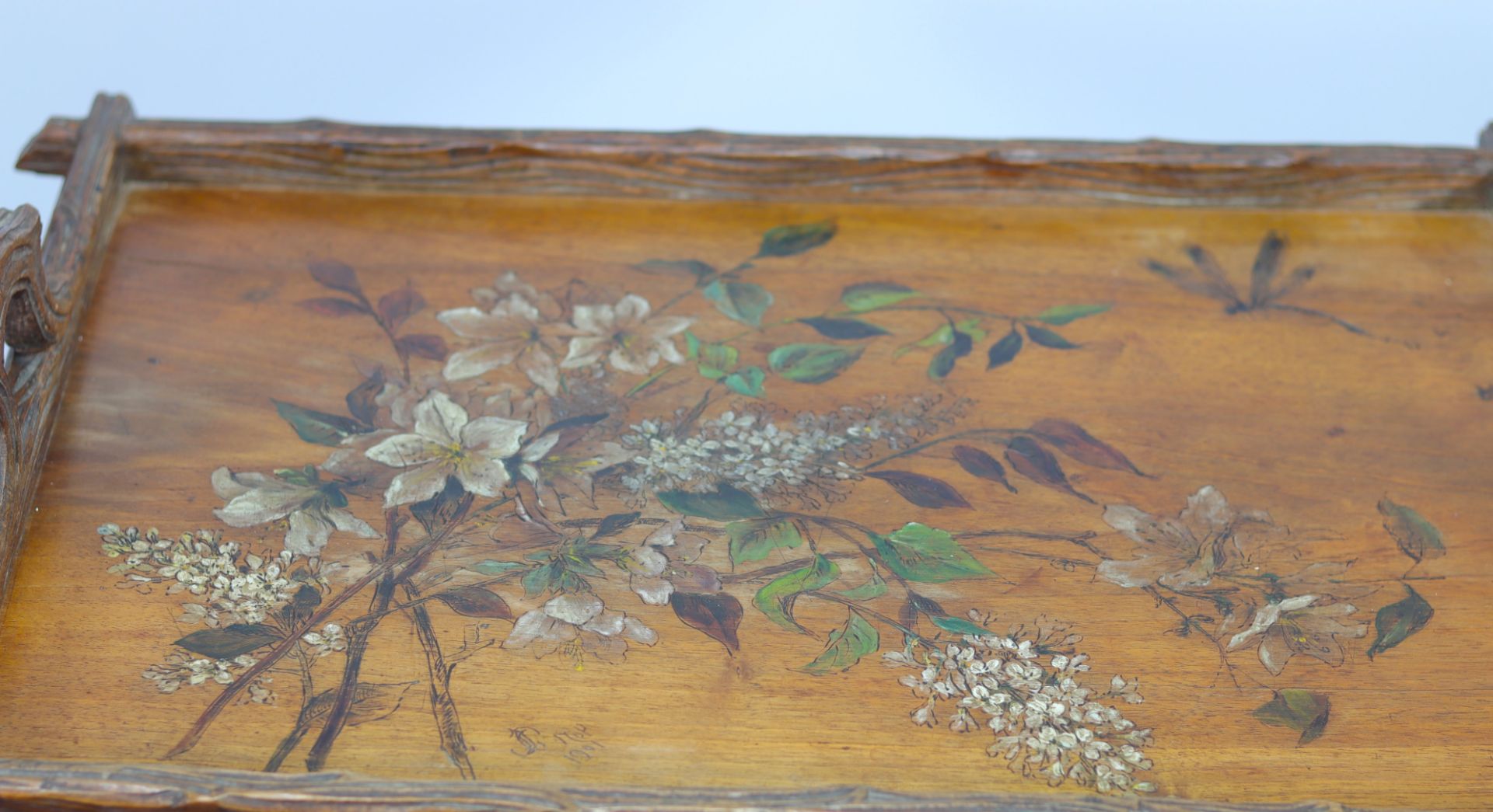 Black Forest tea tray with floral and dragonfly decoration, signed and dated 1901. - Image 4 of 5