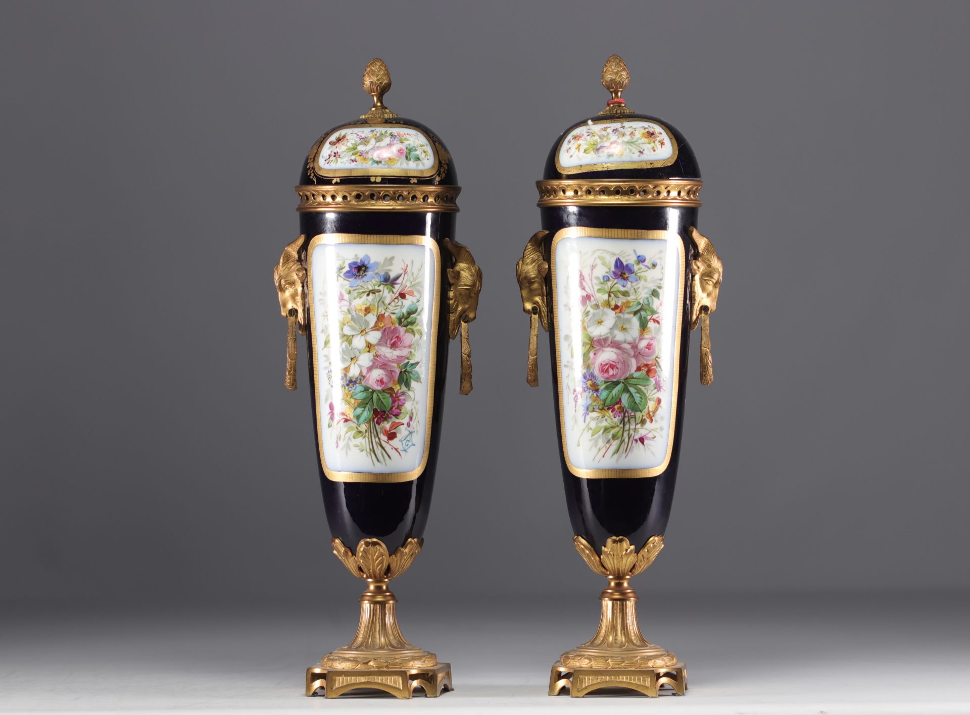 Sevres - Pair of bronze mounted porcelain covered cassolettes "Romantic scenes". - Bild 4 aus 4