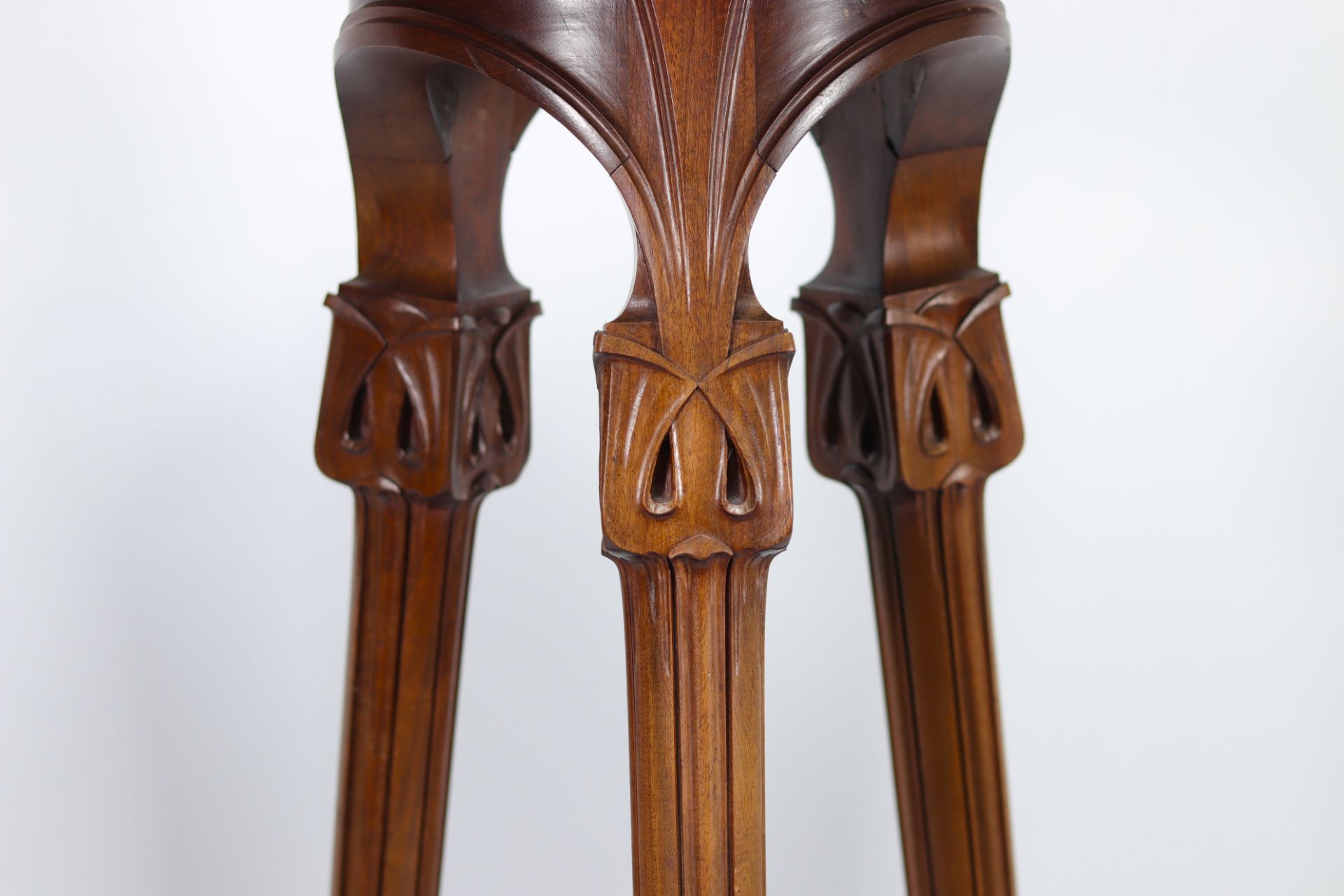 Art Nouveau harness in carved walnut with floral motif. - Bild 3 aus 5