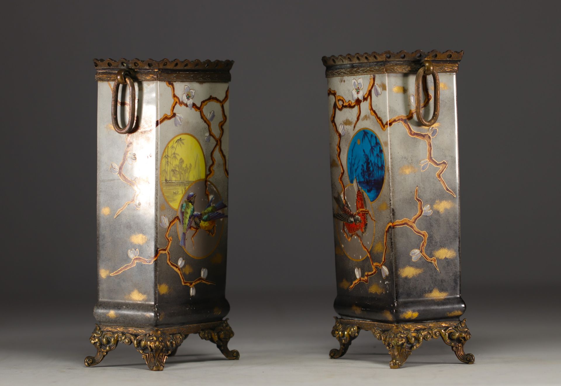 A pair of "Japanese inspired" earthenware vases with bronze mounts, French work from the Napoleon II - Bild 3 aus 3