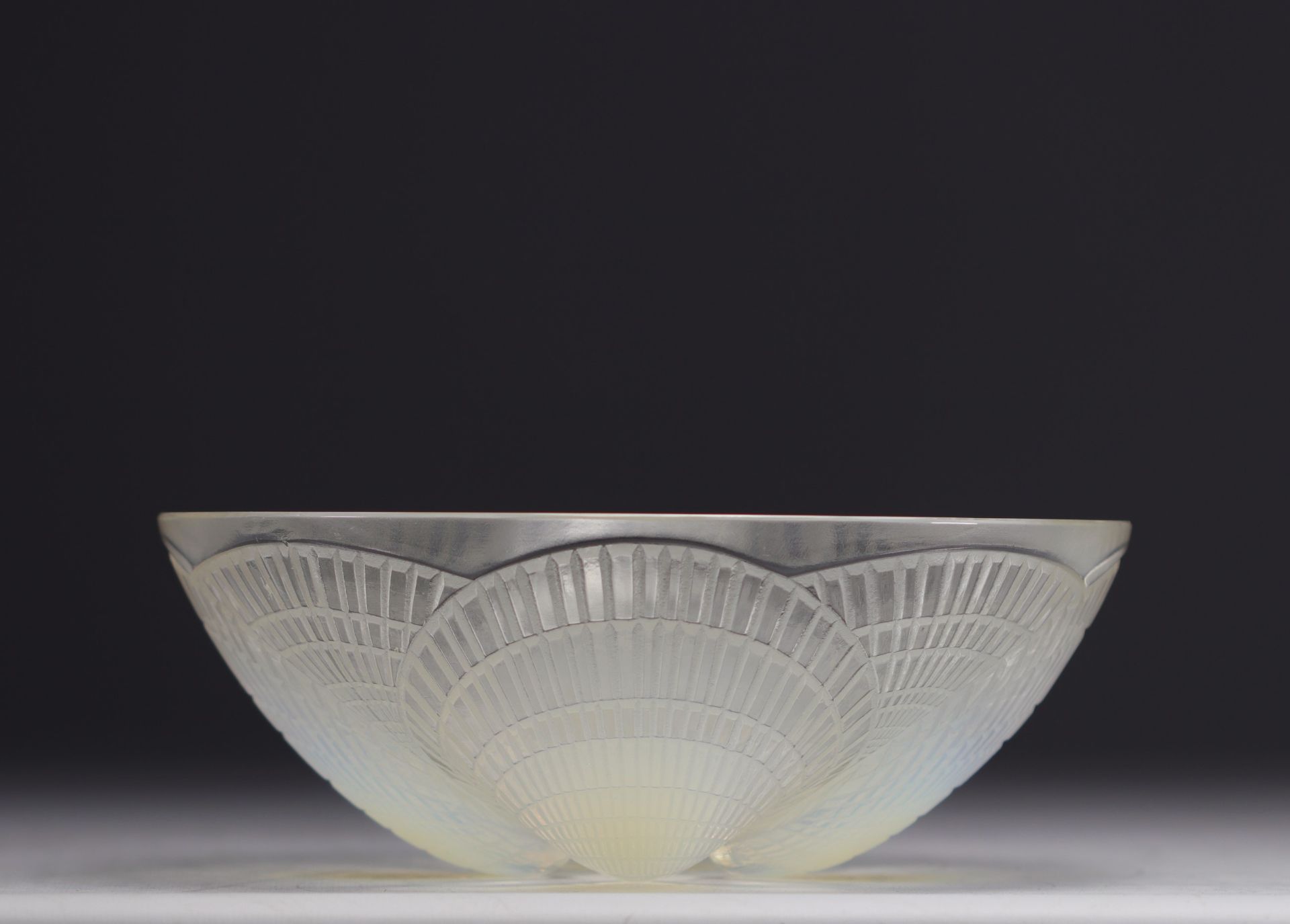 Rene LALIQUE, "Shell" bowl in pressed moulded opalescent glass.1924. - Bild 2 aus 5