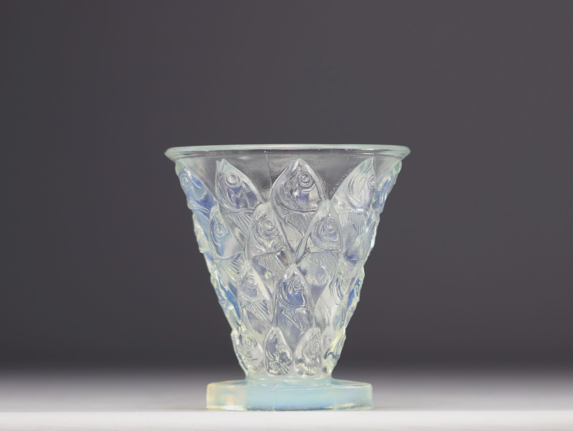 Marius SABINO (1878 -1961), "To the fish" ("Aux Poissons") vase in moulded glass. - Image 2 of 4