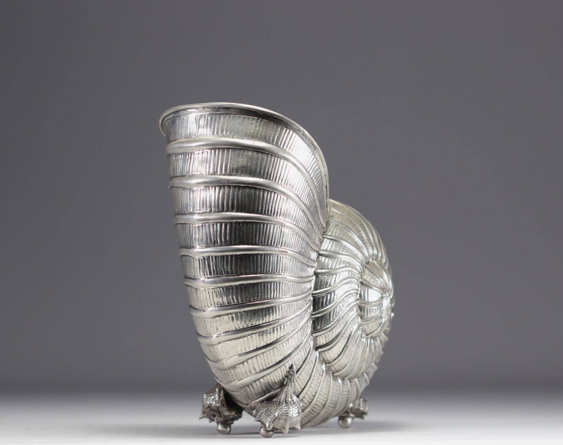 Nautilus-shaped champagne bucket on four small shell feet. - Image 4 of 4