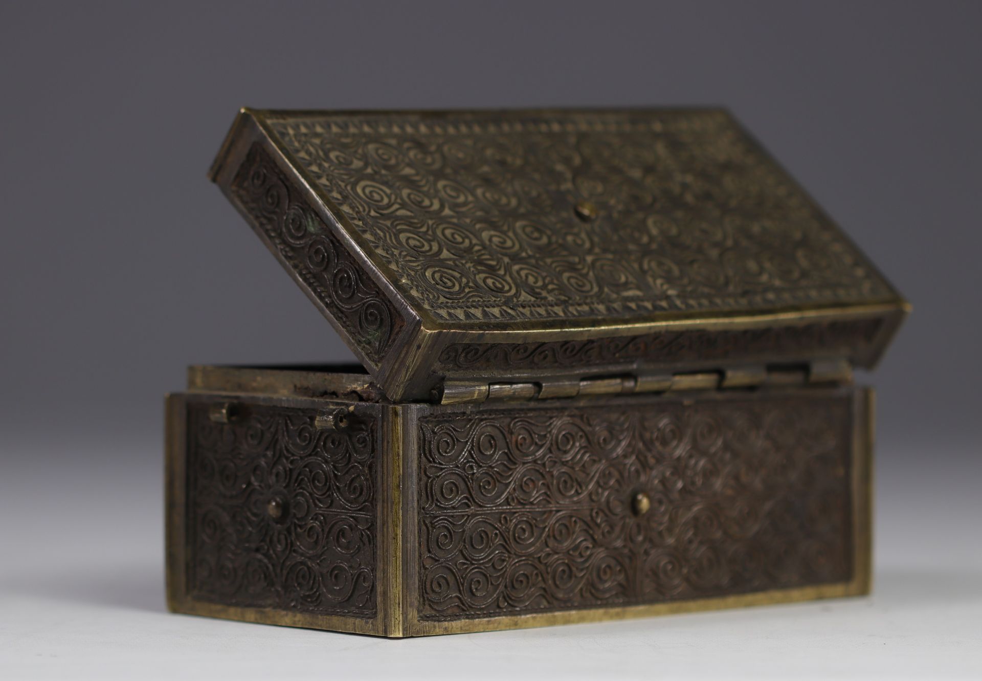 Persia / India - Bronze box decorated with spirals - Image 2 of 5