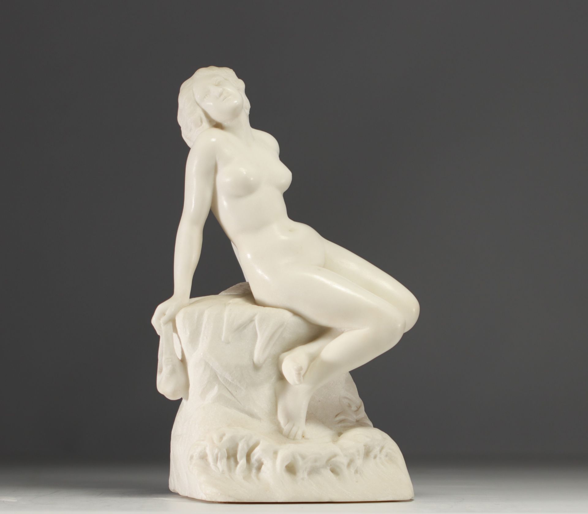 "Nude young woman" Sculpture in white marble.