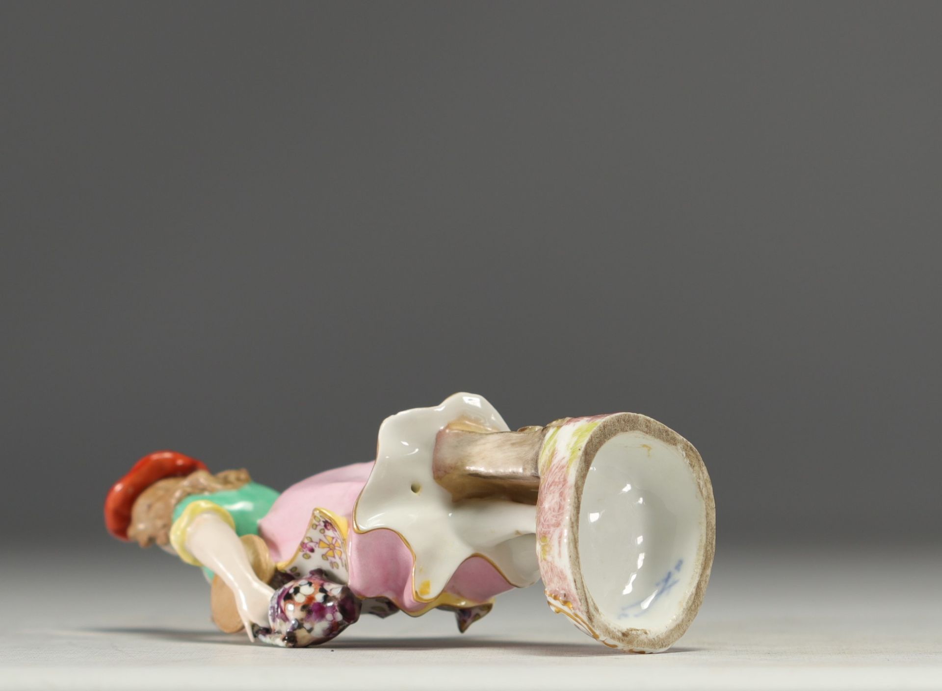 "La paysanne" A polychrome porcelain figurine in the Meissen style. - Bild 4 aus 4