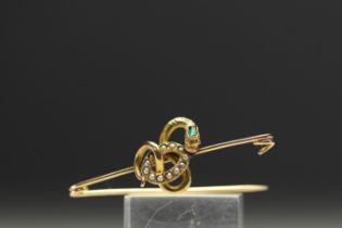 18k gold boche in the shape of a snake, emerald and fine pearls weighing 4.6gr.