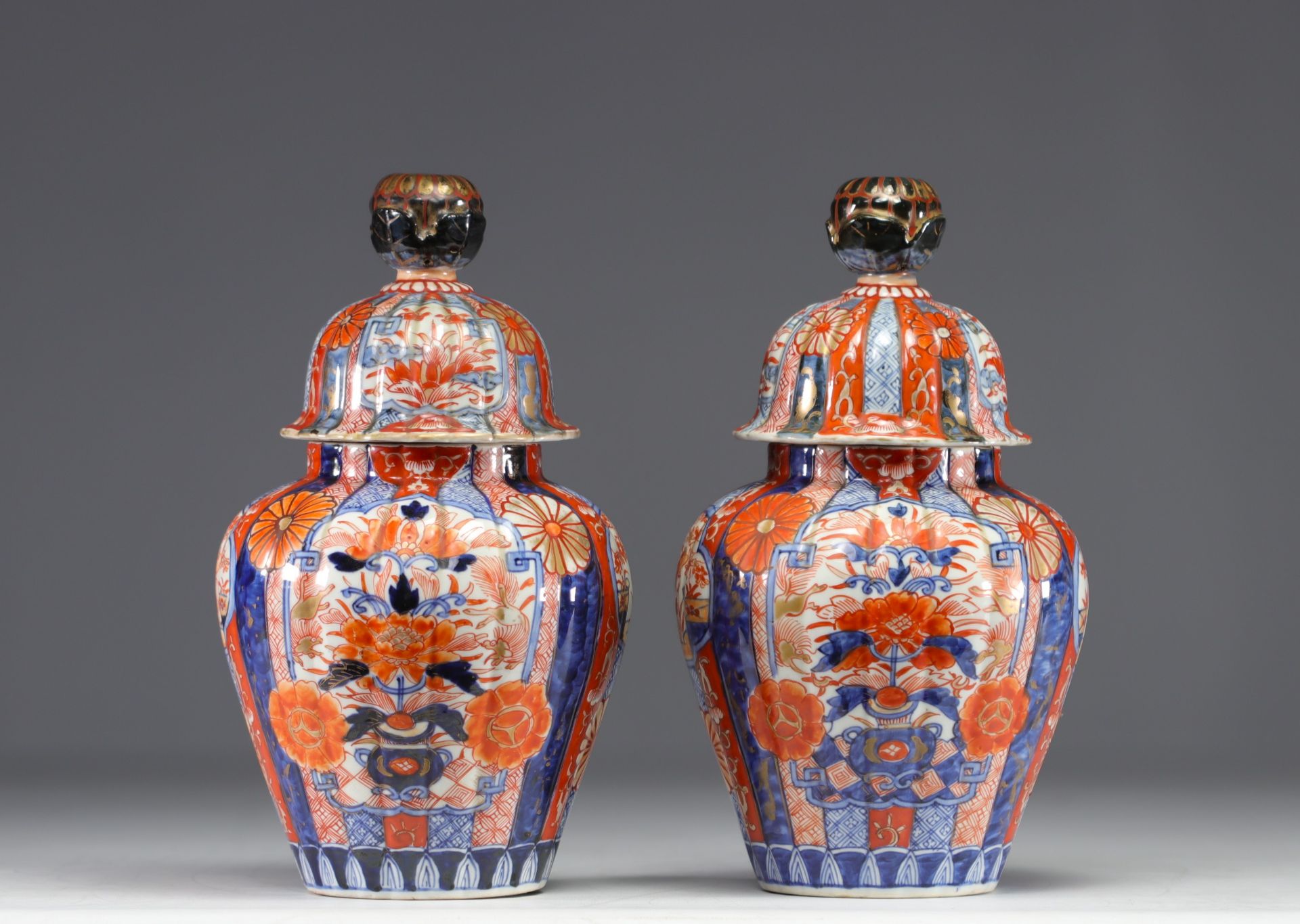 Japan - Pair of Imari covered potiches, 19th century.