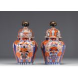 Japan - Pair of Imari covered potiches, 19th century.