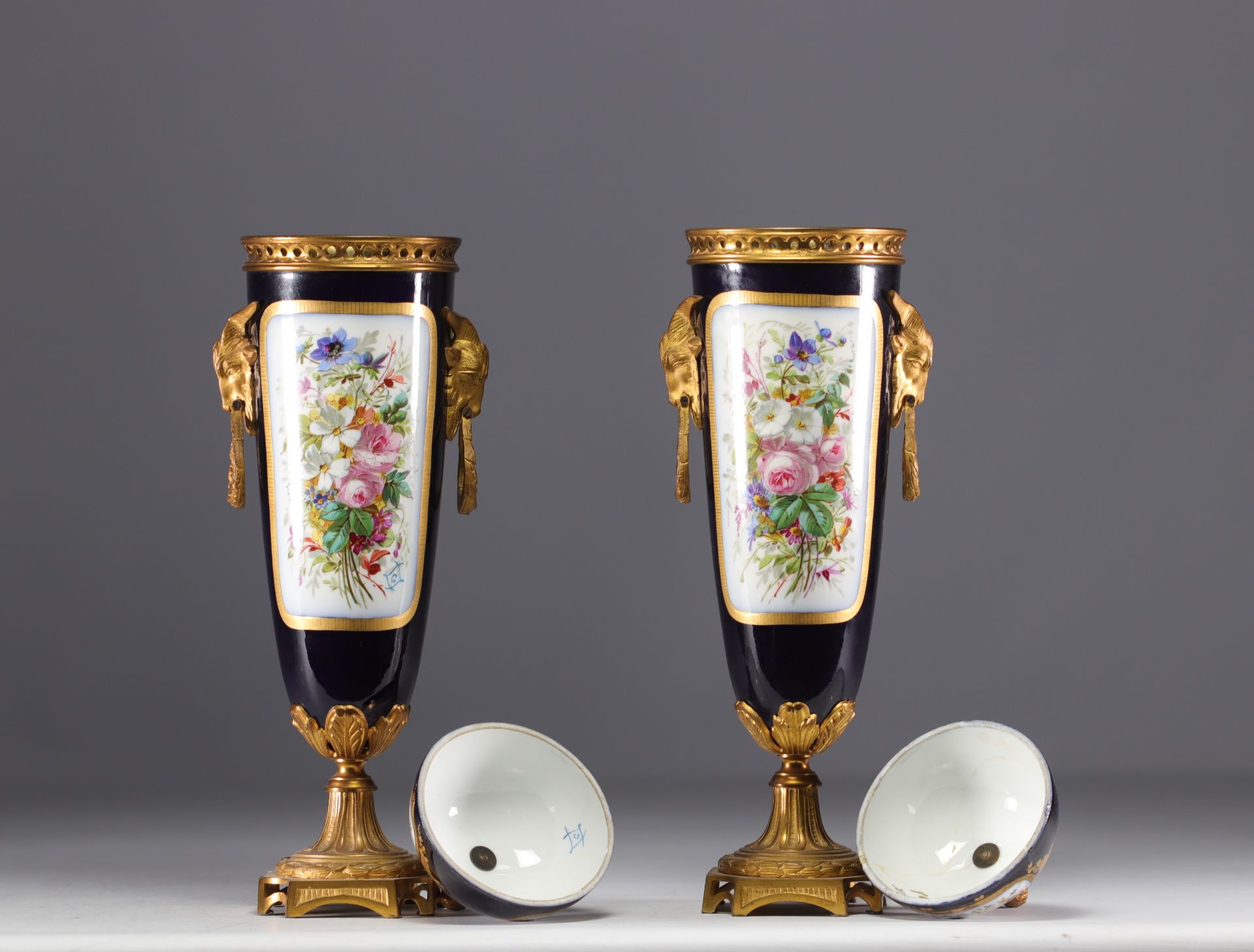 Sevres - Pair of bronze mounted porcelain covered cassolettes "Romantic scenes". - Bild 3 aus 4