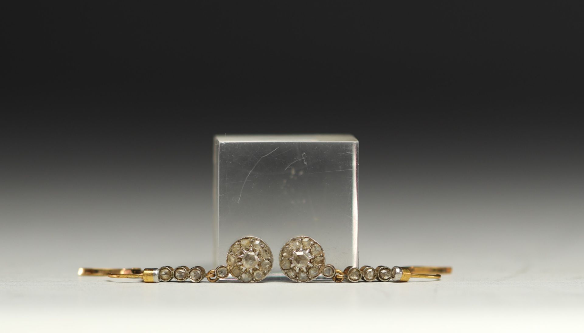 Pair of earrings in 18k gold and rose-cut diamonds.