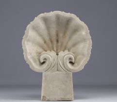 Marble stoup in the shape of a shell, 19th century.