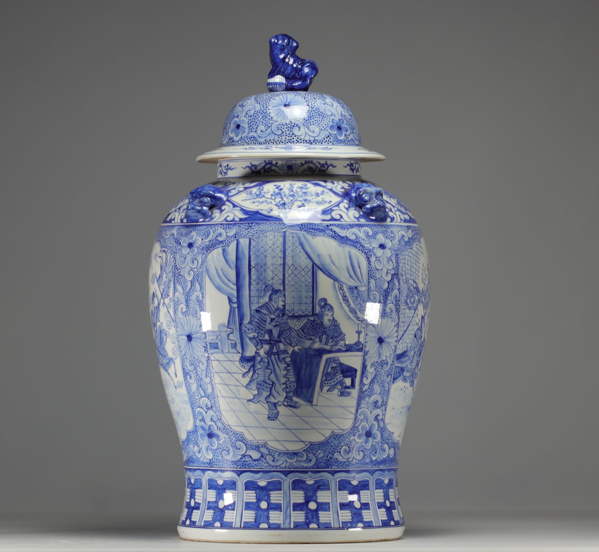 China - Large covered vase in white-blue porcelain with cartouche decoration - Image 2 of 5