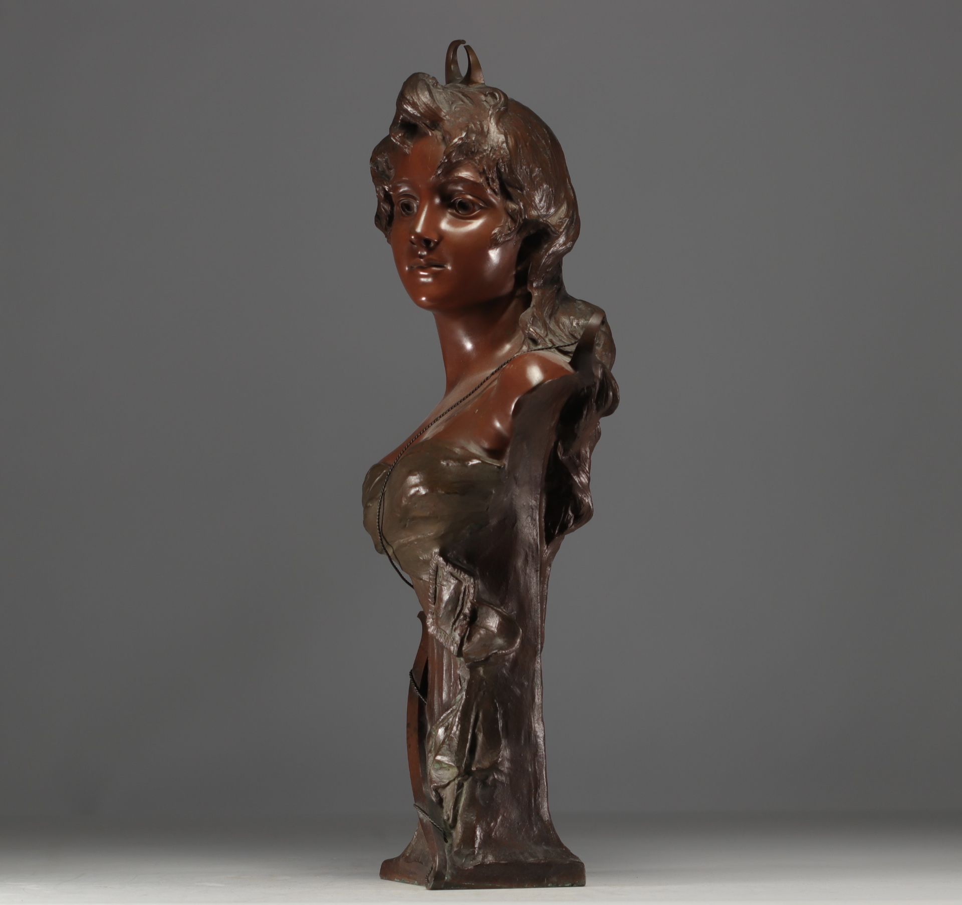Georges Van der Straeten (1856-1928) - "Diana the Huntress" Sculpture in bronze with two patinas. - Image 3 of 5
