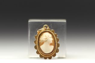 Small 18k gold cameo decorated with a woman's face in the antique style, total weight 4.6g.