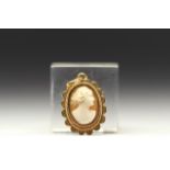 Small 18k gold cameo decorated with a woman's face in the antique style, total weight 4.6g.