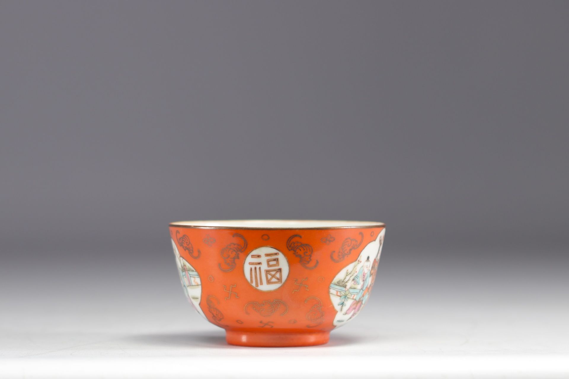 China - An orange porcelain bowl decorated with figures and bats, 19th century. - Bild 4 aus 5