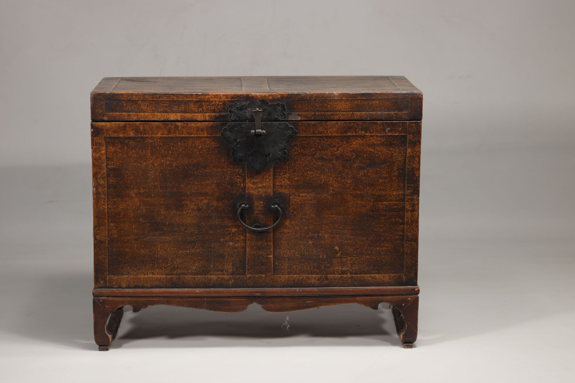 China - Wooden chest decorated with a tapestry, 19th century. - Image 2 of 3