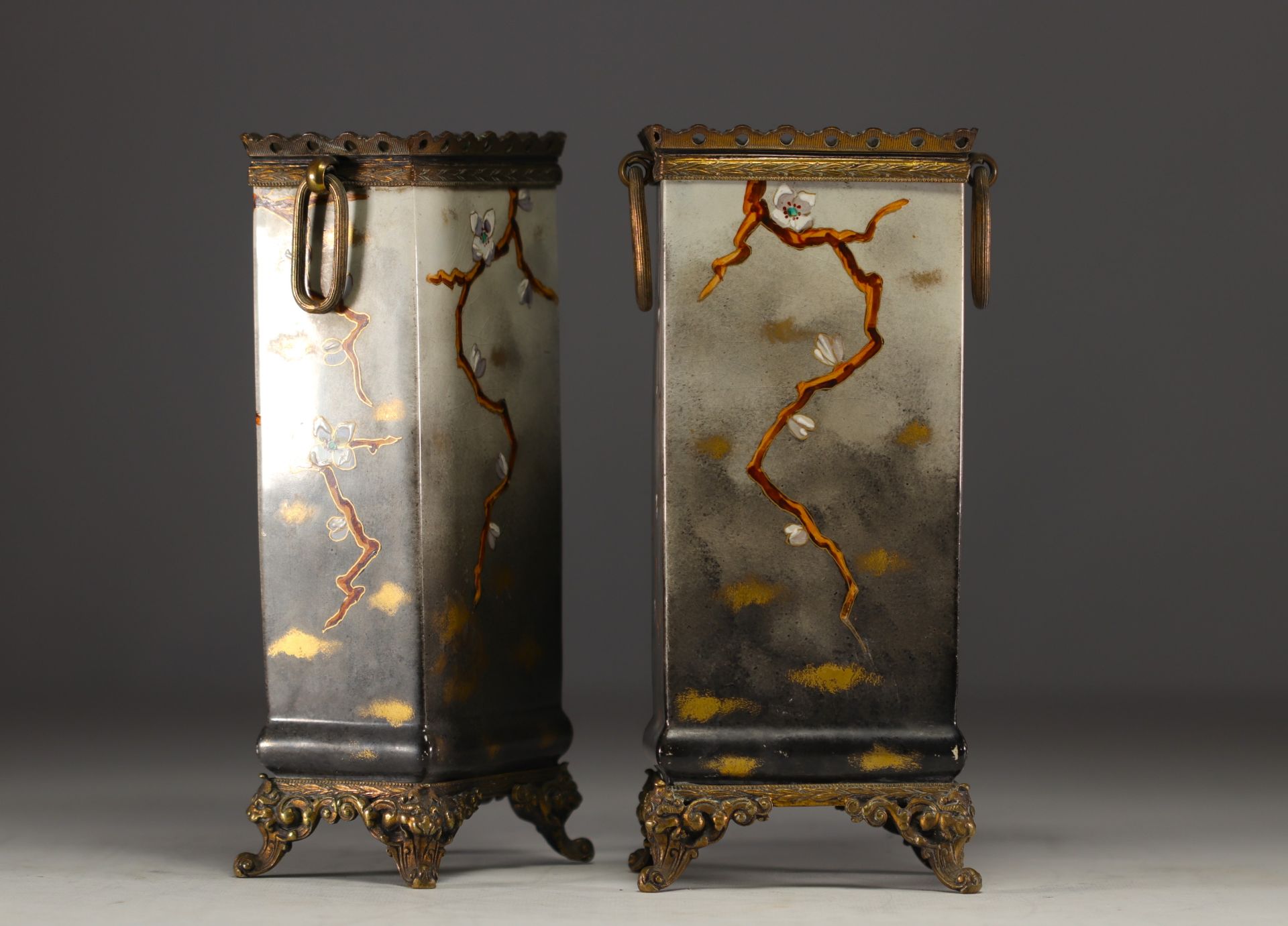 A pair of "Japanese inspired" earthenware vases with bronze mounts, French work from the Napoleon II - Bild 2 aus 3