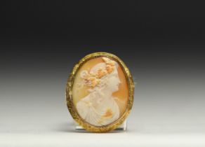 18k gold "Portrait of a young antique woman" cameo brooch, 19th-20th century.