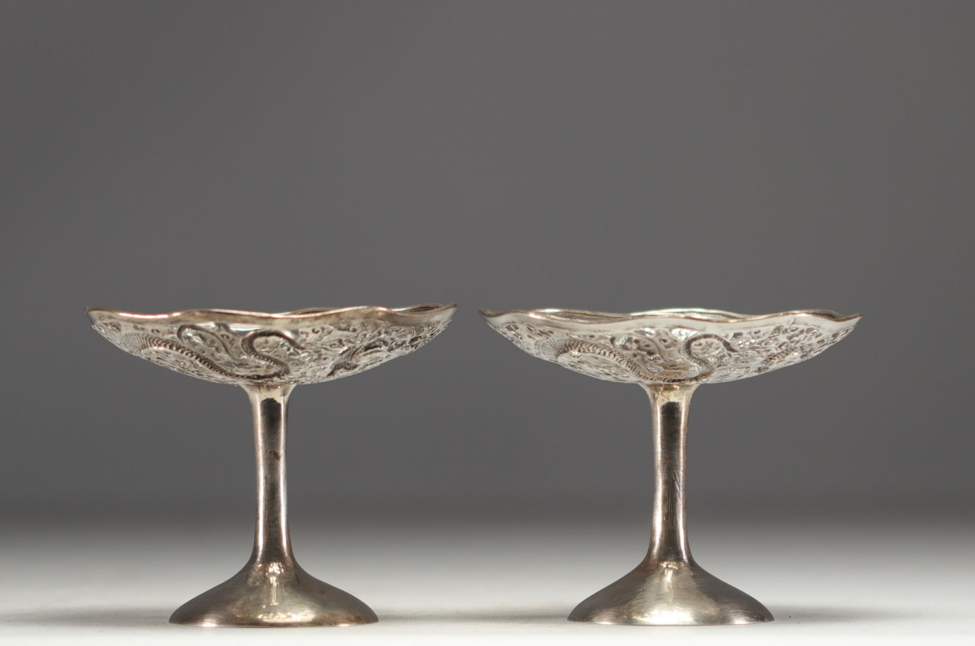 China - A pair of solid silver footed bowls decorated with dragons. - Image 3 of 5