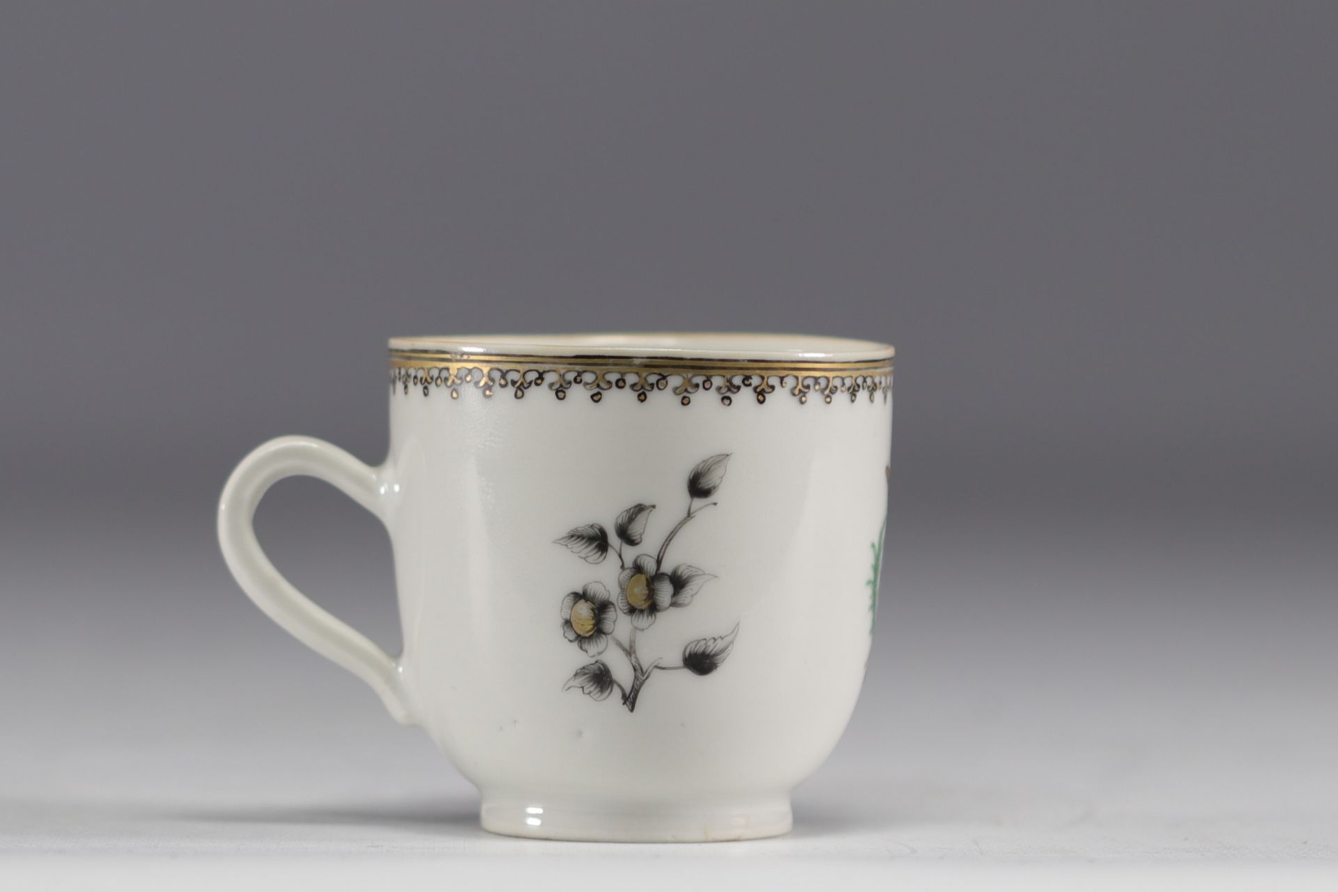 China - A Compagnie des Indes "Grisaille" porcelain cup decorated with a coat of arms and flowers, 1 - Image 2 of 4