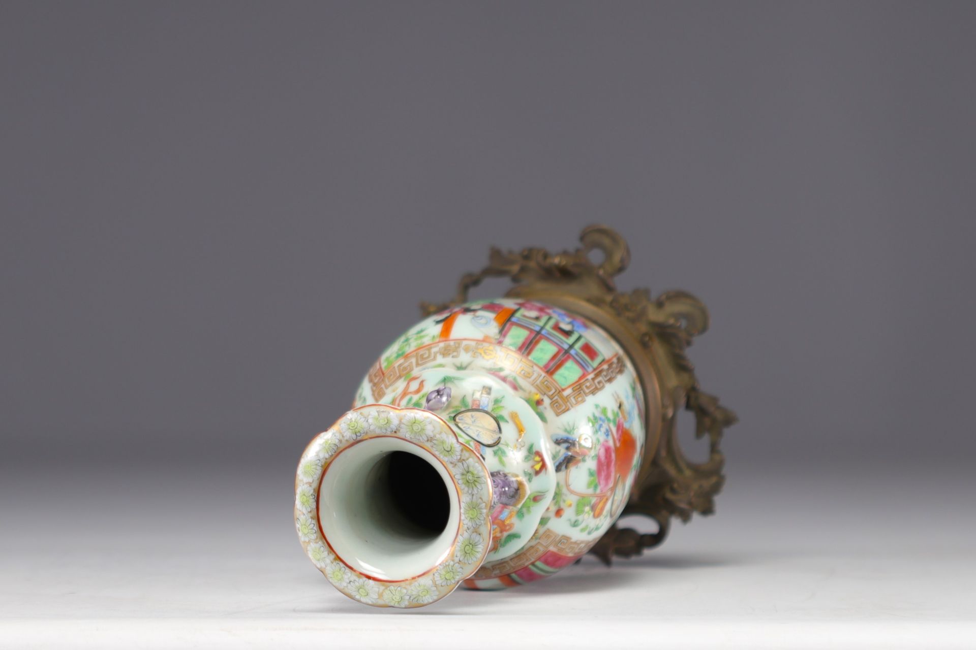 China - Canton porcelain vase mounted on bronze, 19th century. - Bild 5 aus 5