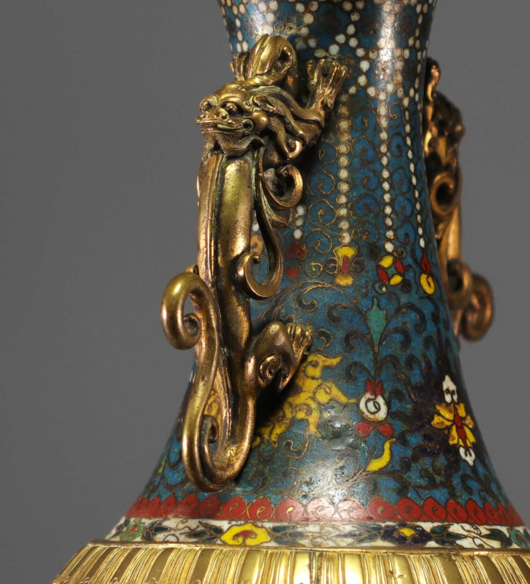 China - A Qing-period cloisonne vase with dragon decoration and bronze handles. - Bild 2 aus 5