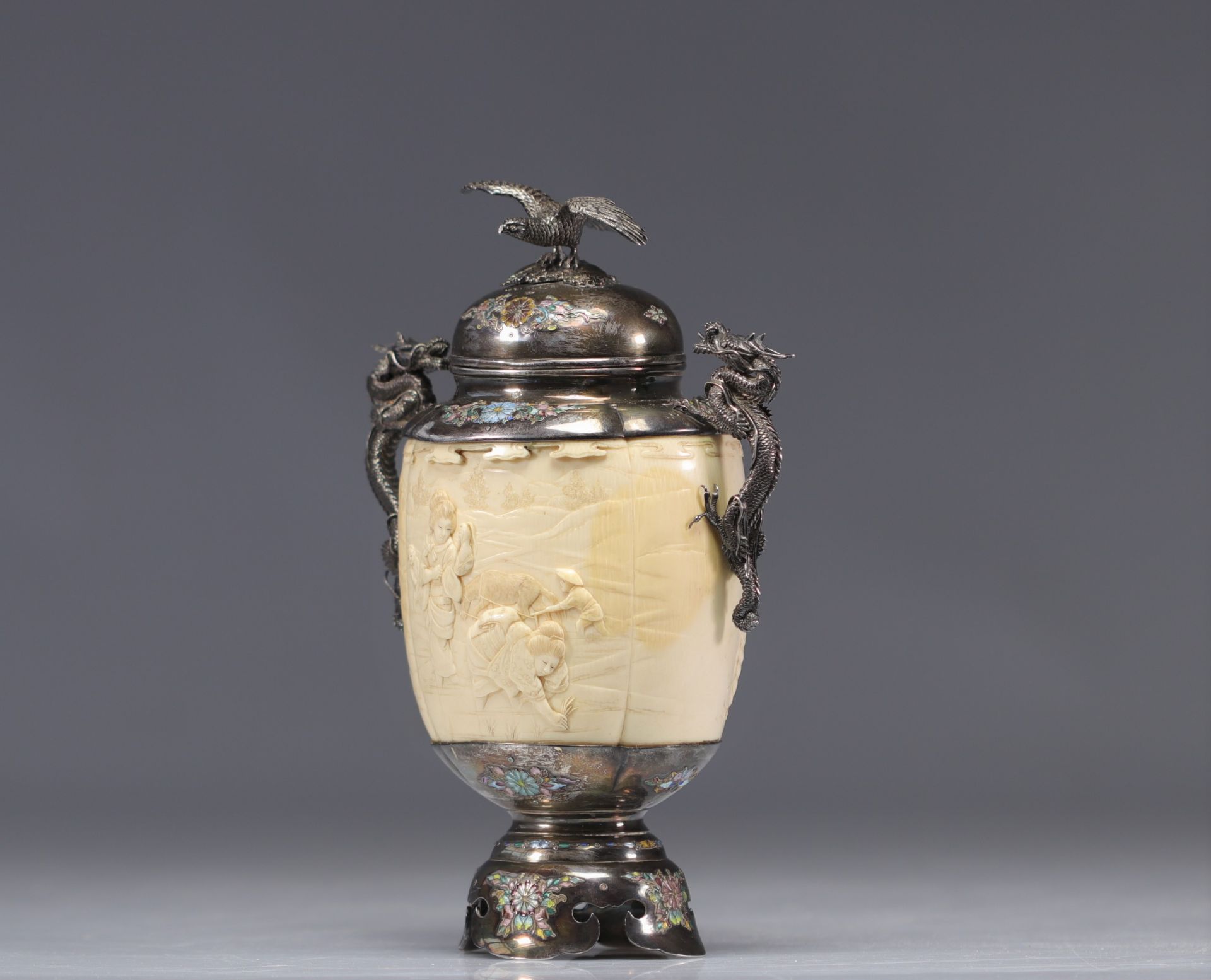 Exceptional Japanese ivory vase with a silver and enamel frame from the Meiji period (æ˜Žæ²»æ™‚ä»£ - - Bild 2 aus 7
